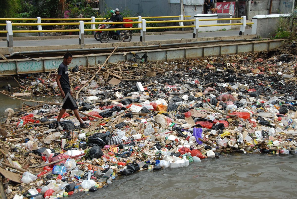 Sampah Di Sungai Antara Foto