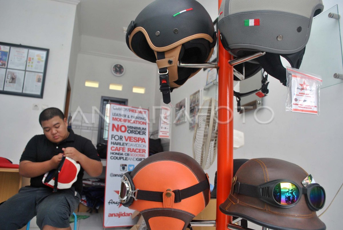 Produksi Helm Modifikasi Antara Foto