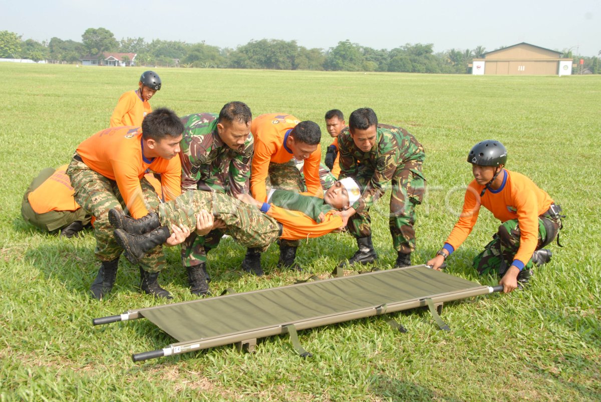 LATIHAN PENYELAMATAN KORBAN BENCANA | ANTARA Foto