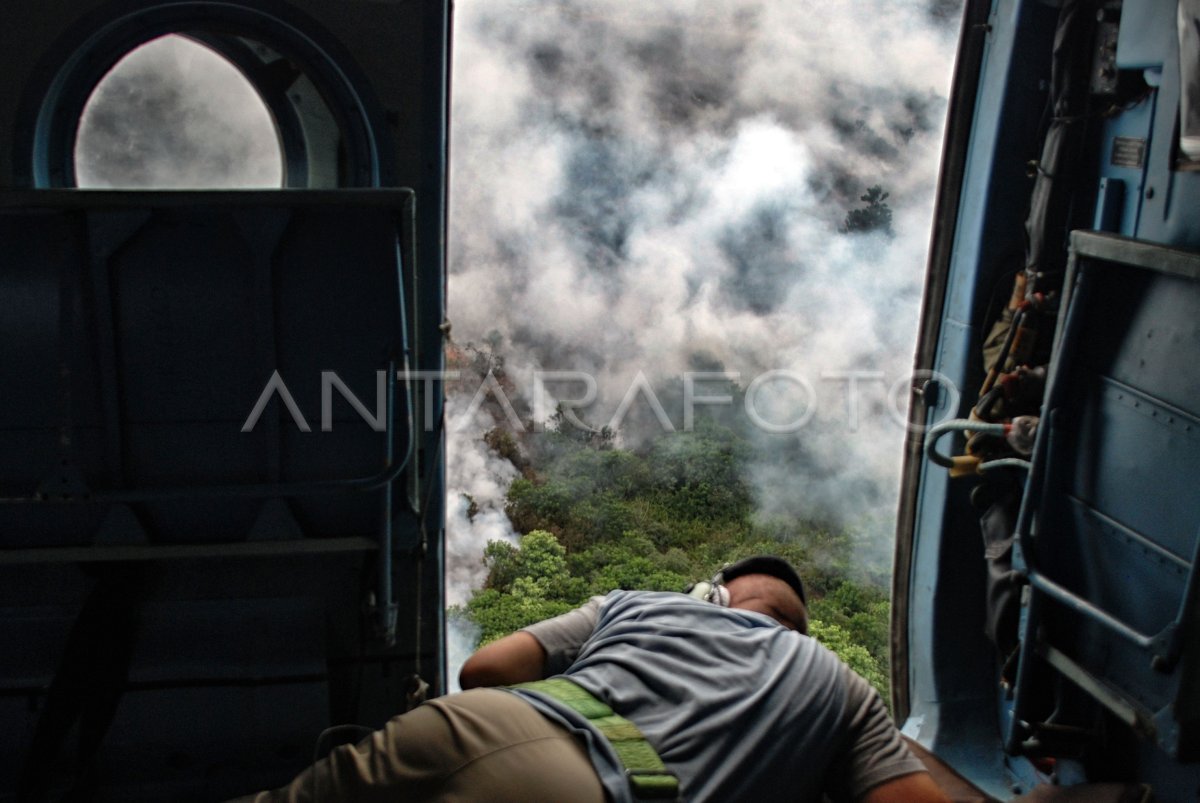 UPAYA PEMADAMAN KARLAHUT RIAU ANTARA Foto