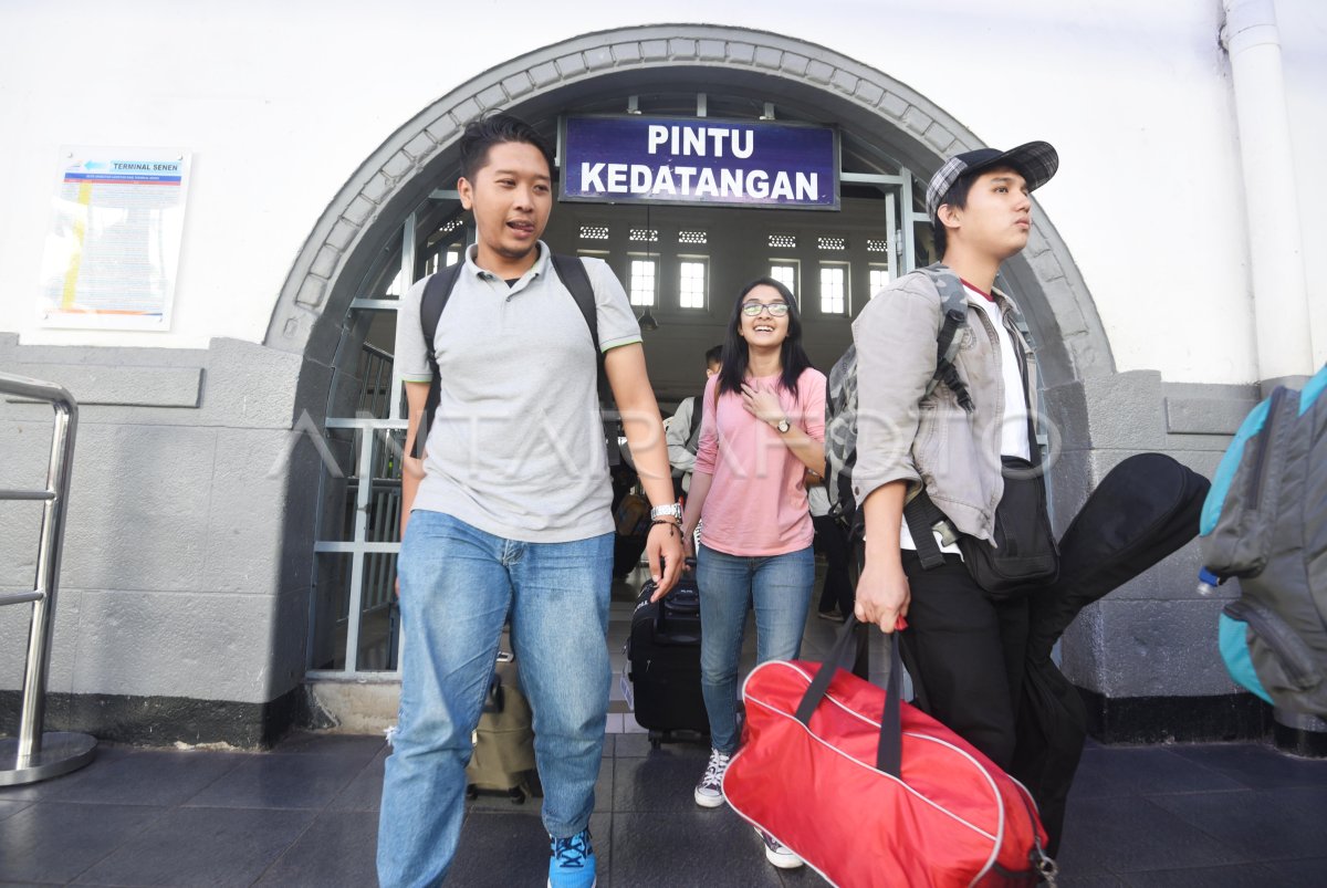 Puncak Arus Balik Stasiun Senen Antara Foto