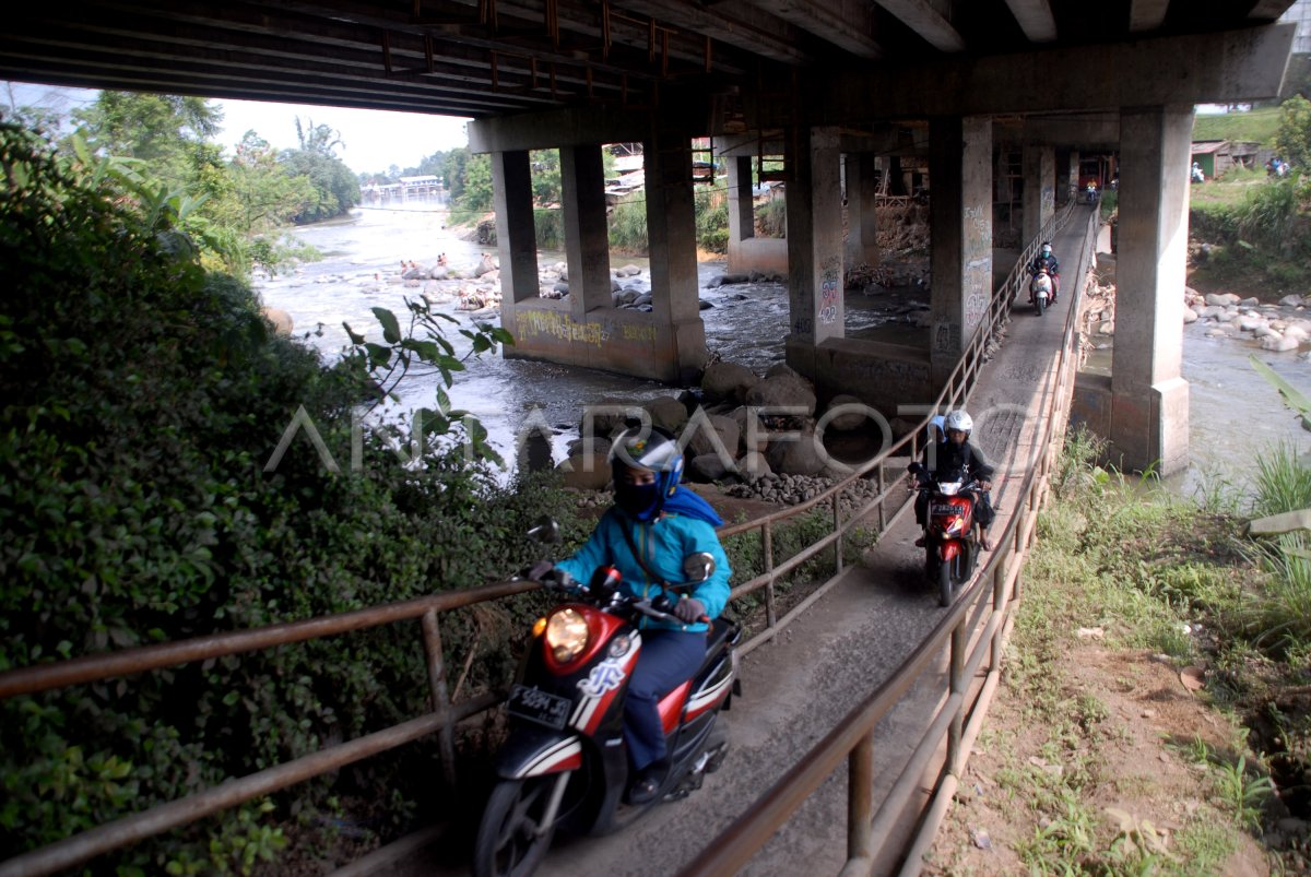 JALUR ALTERNATIF MOTOR MENUJU PUNCAK | ANTARA Foto