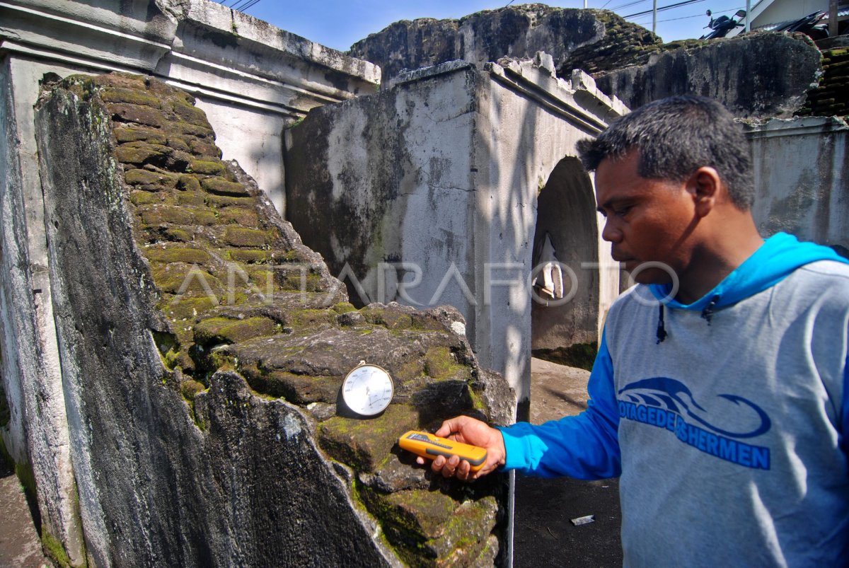 KONSERVASI CAGAR BUDAYA GOA SELUMAN | ANTARA Foto