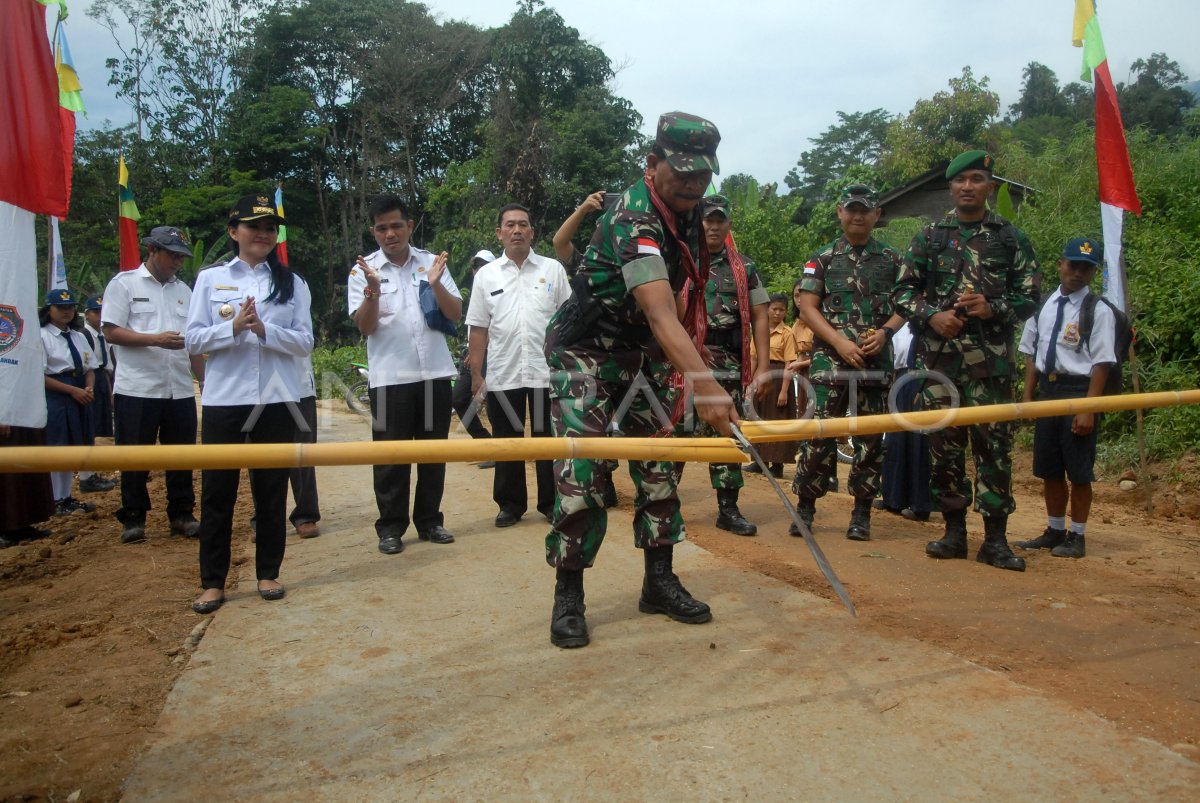 Tni Manunggal Membangun Desa Di Kalbar Antara Foto