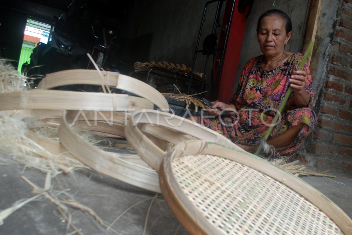 KERAJINAN TAMPAH TERANCAM GULUNG TIKAR | ANTARA Foto