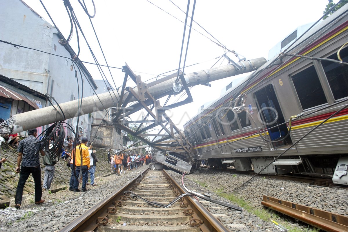 Kereta Commuter Line Anjlok Di Bogor Antara Foto