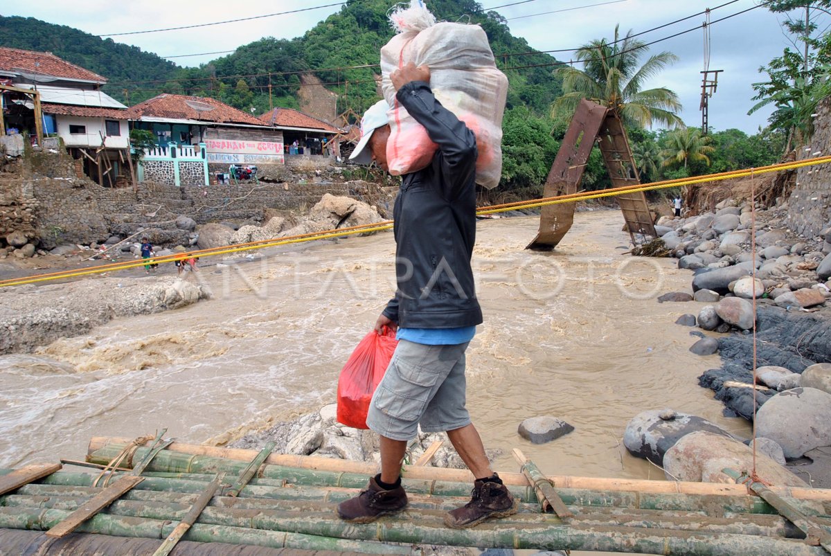 JEMBATAN AMBRUK AKIBAT BANJIR BANDANG | ANTARA Foto