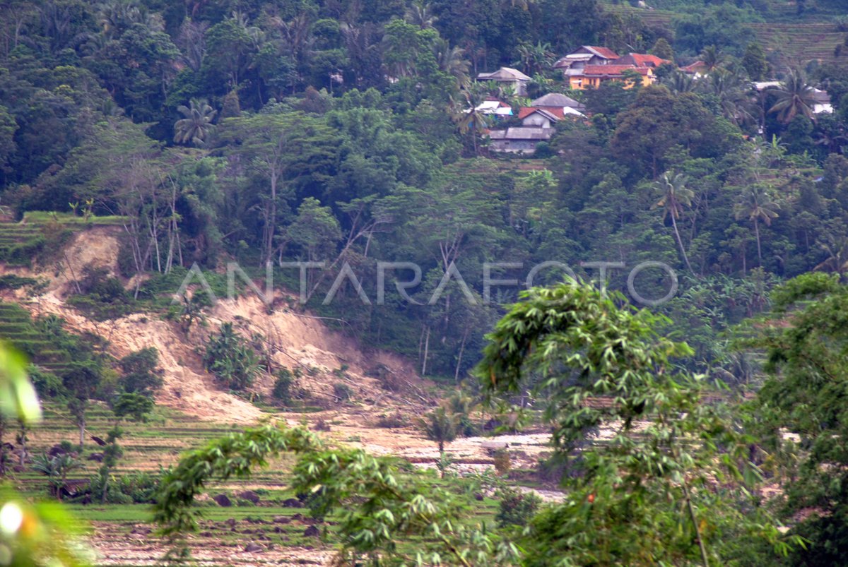 RENCANA RELOKASI KORBAN TANAH LONGSOR | ANTARA Foto