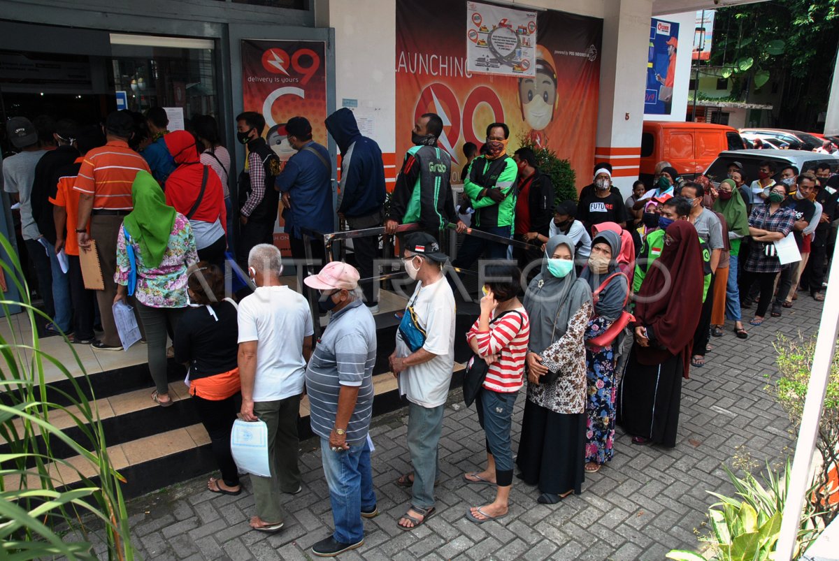 ANTREAN WARGA PENERIMA BANSOS DI KOTA BOGOR | ANTARA Foto