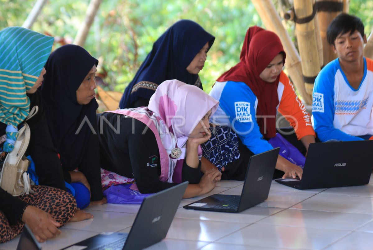 Peserta PKBM belajar komputer