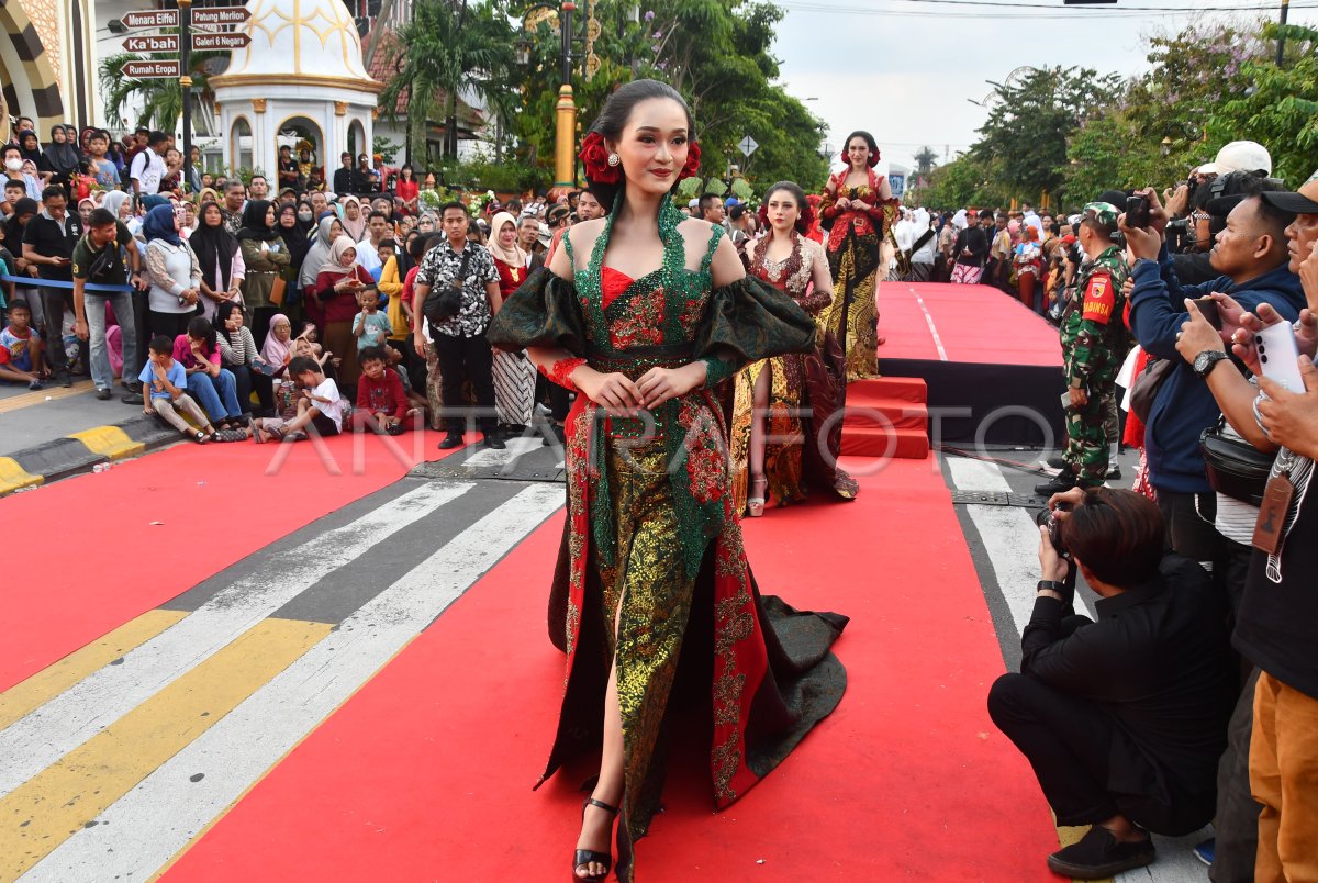 Rekor Muri Peragaan Busana Kebaya Kartini Antara Foto