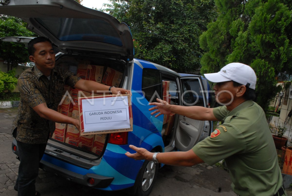 GARUDA INDONESIA PEDULI BANJIR | ANTARA Foto