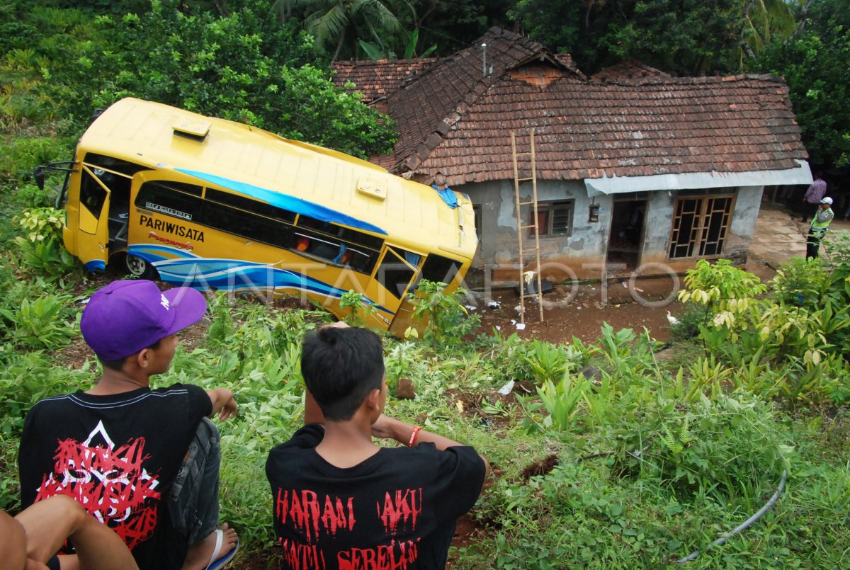 BUS MASUK JURANG | ANTARA Foto