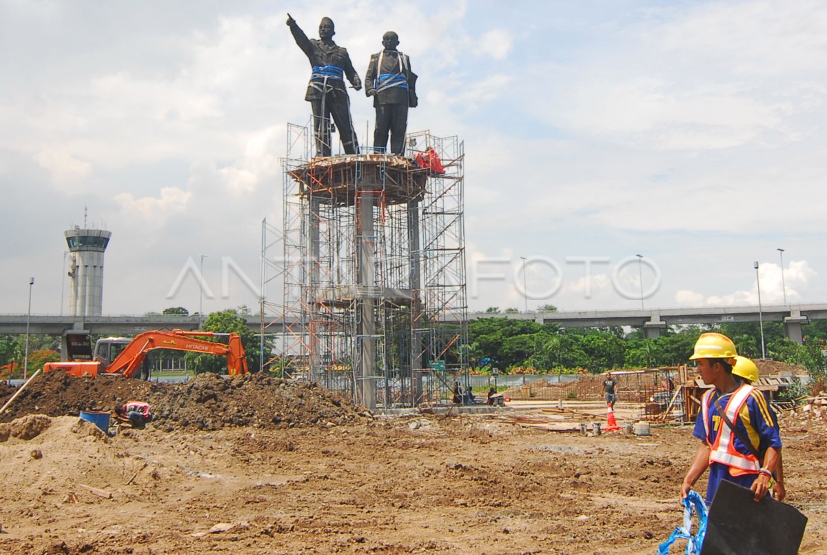 PEMASANGAN PATUNG SOEKARNO-HATTA | ANTARA Foto