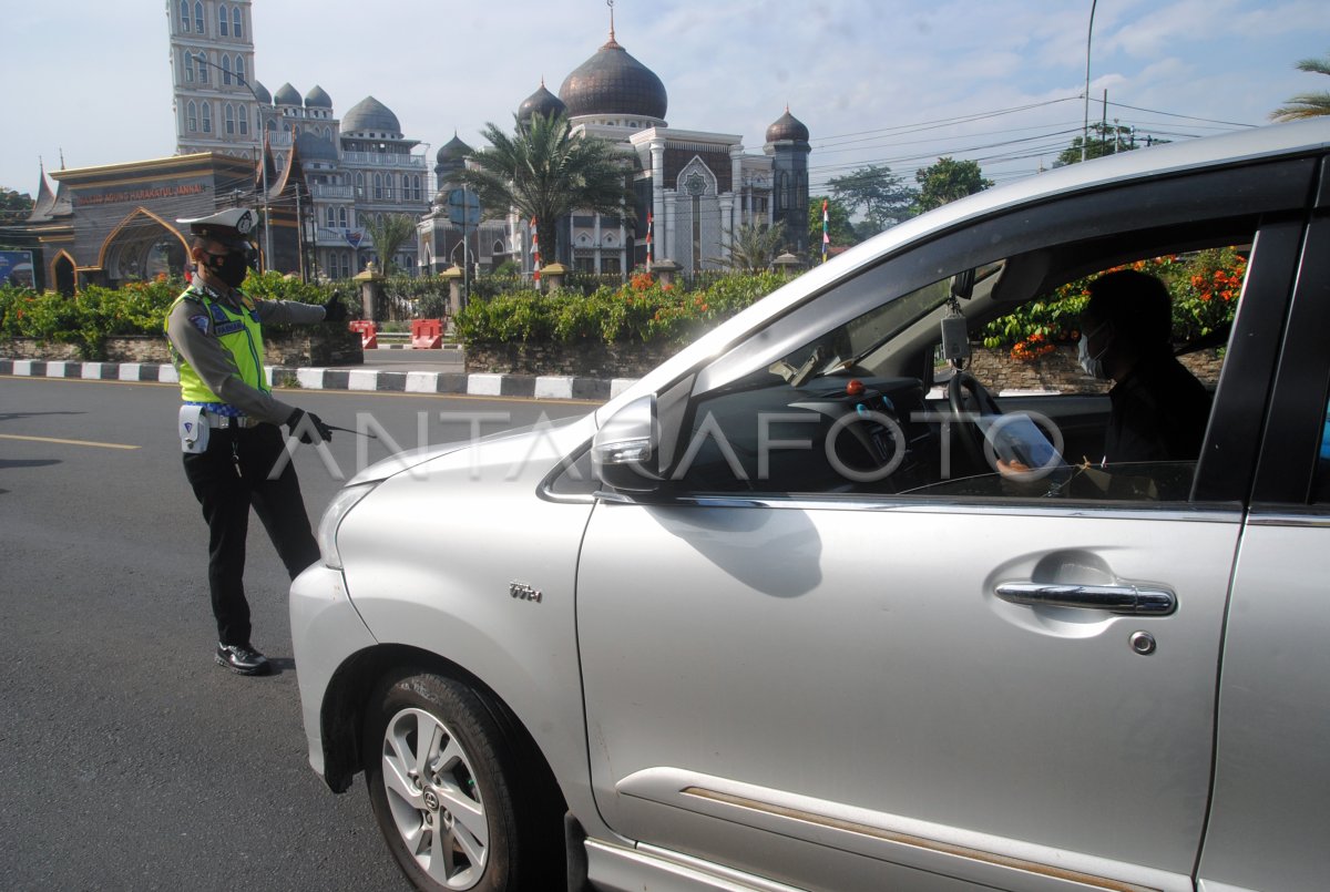 PENYEKATAN JALUR WISATA PUNCAK BOGOR SAAT PPKM DARURAT | ANTARA Foto