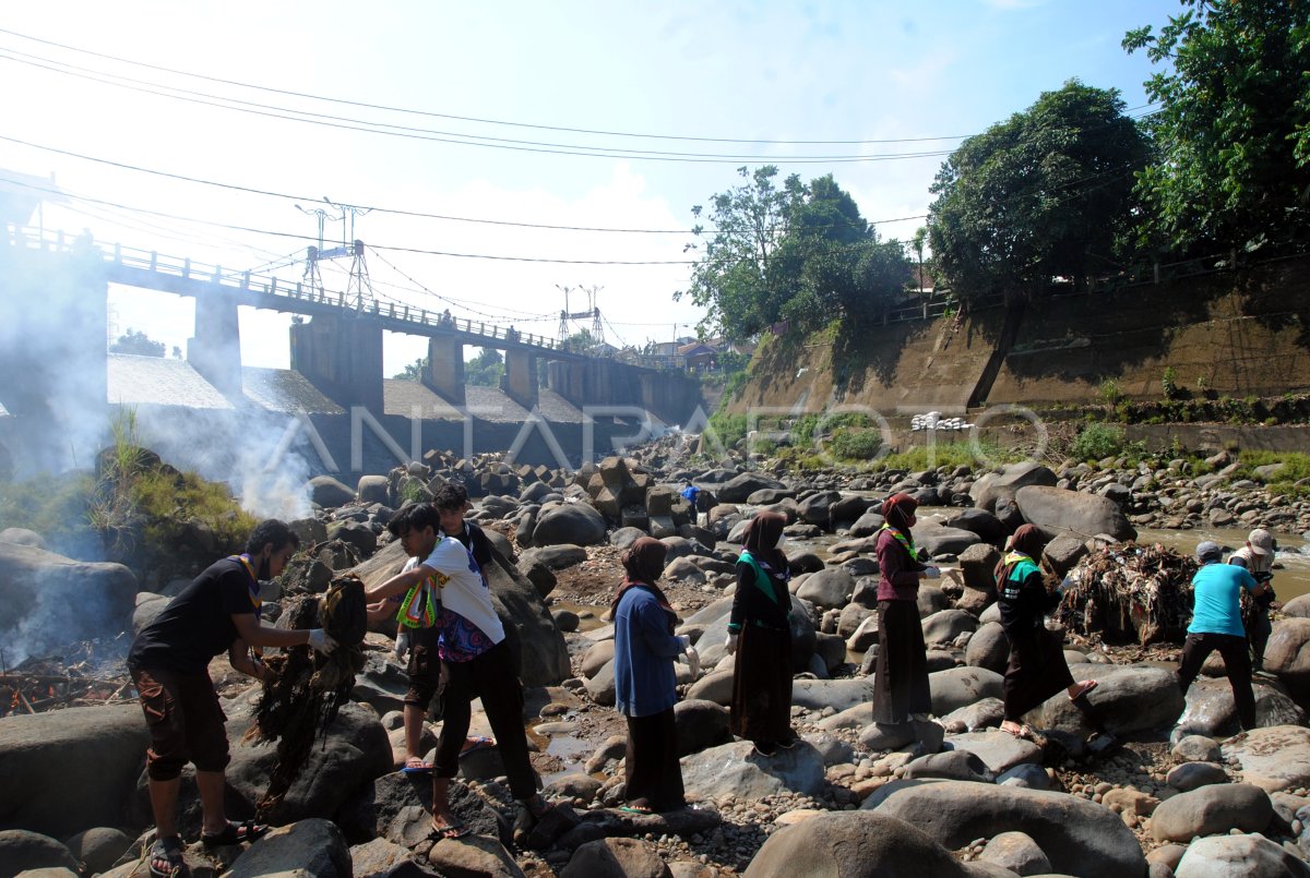 AKSI BEBERSIH SUNGAI CILIWUNG | ANTARA Foto