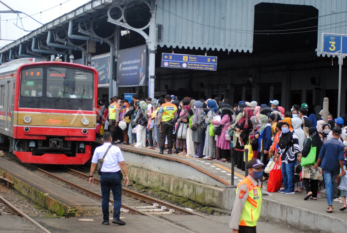 KEPADATAN PENUMPANG KRL COMMUTER LINE DI STASIUN BOGOR | ANTARA Foto