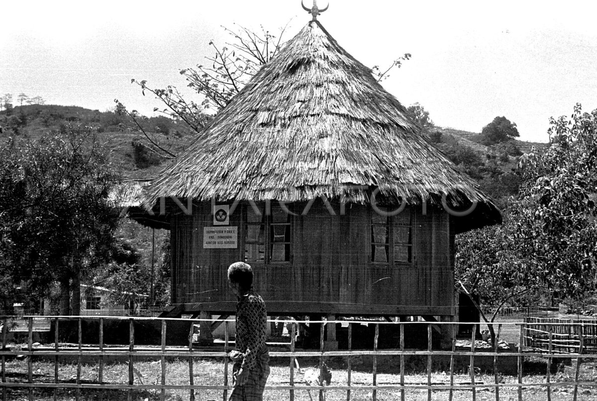 RUMAH ADAT LABUHAN BAJO | ANTARA Foto