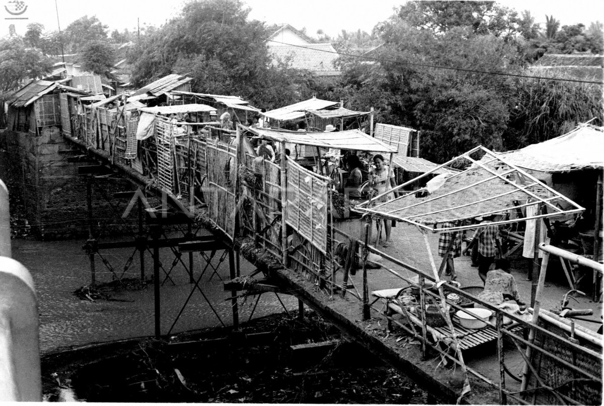 RENCANA PEMBONGKARAN PASAR DI JEMBATAN LAMA SUNGAI CISANGGARUNG