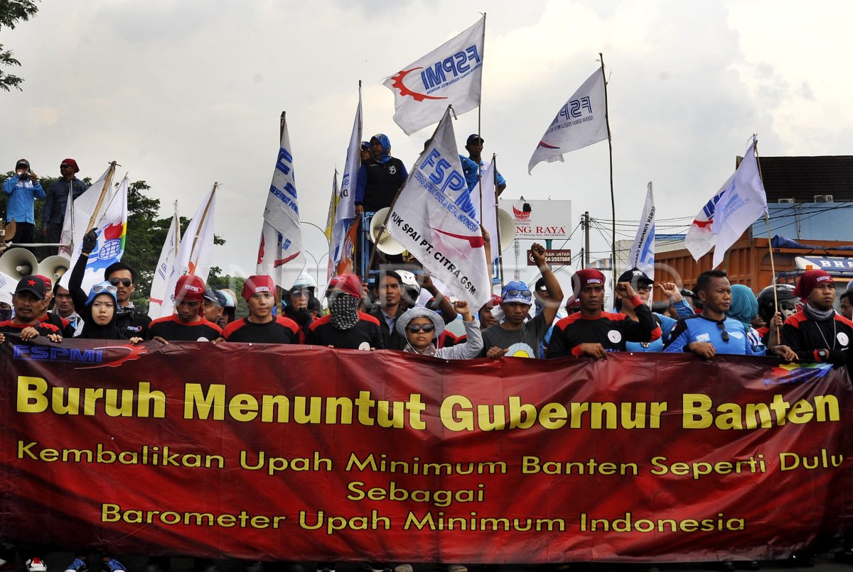 TUNTUT KENAIKAN UPAH BURUH | ANTARA Foto