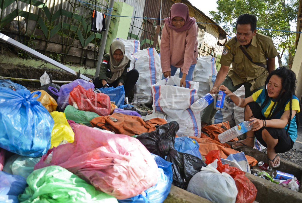 SAMPAH GUNUNG RINJANI ANTARA Foto