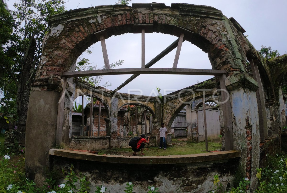 BANGUNAN CAGAR BUDAYA TERBENGKALAI | ANTARA Foto