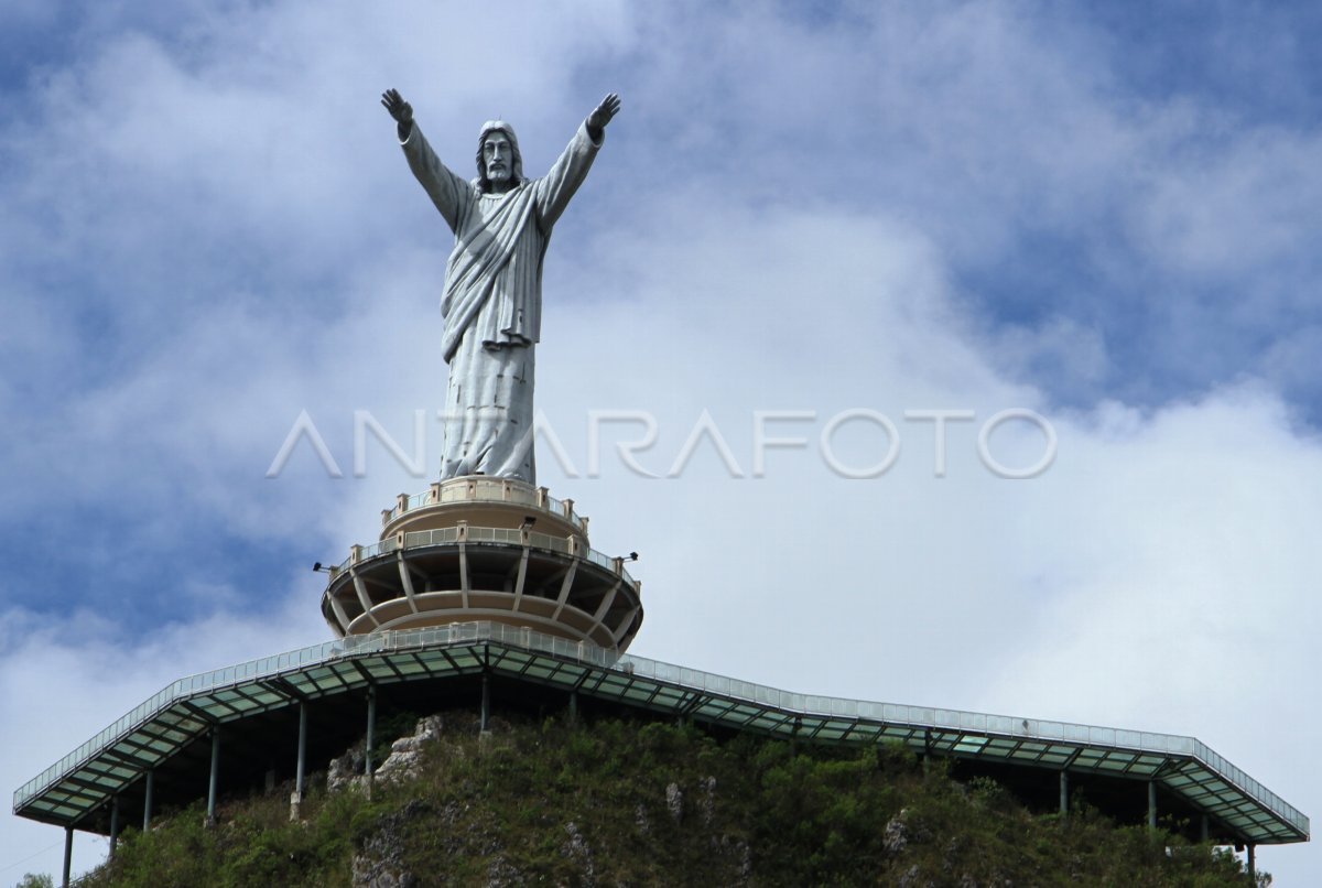 WISATA RELIGI PATUNG YESUS MEMBERKATI DI TANA TORAJA | ANTARA Foto