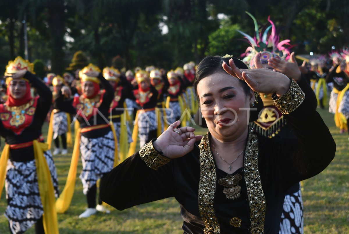 Gebyar tari massal guru di Magetan