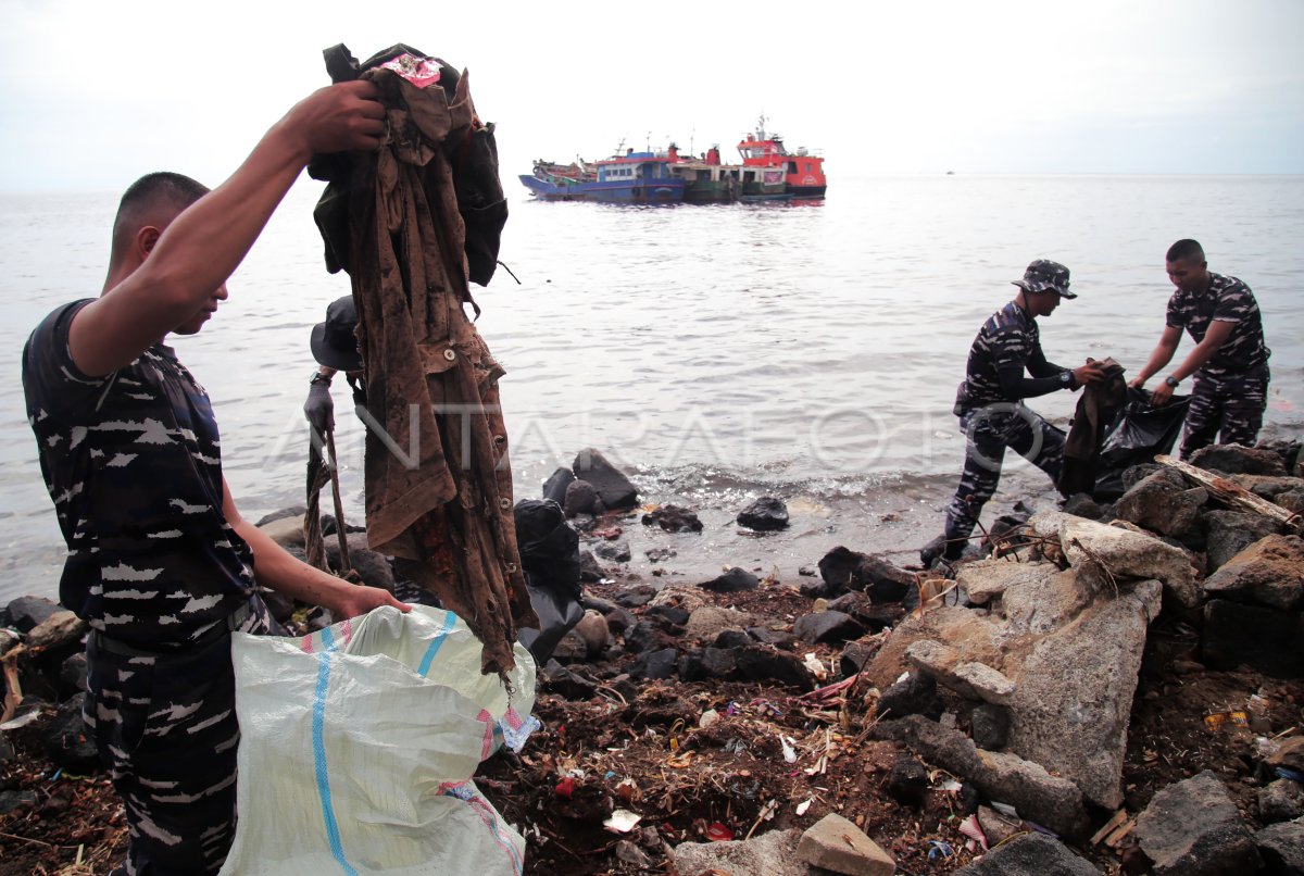 Aksi Bersih Bersih Sampah Tni Al Antara Foto