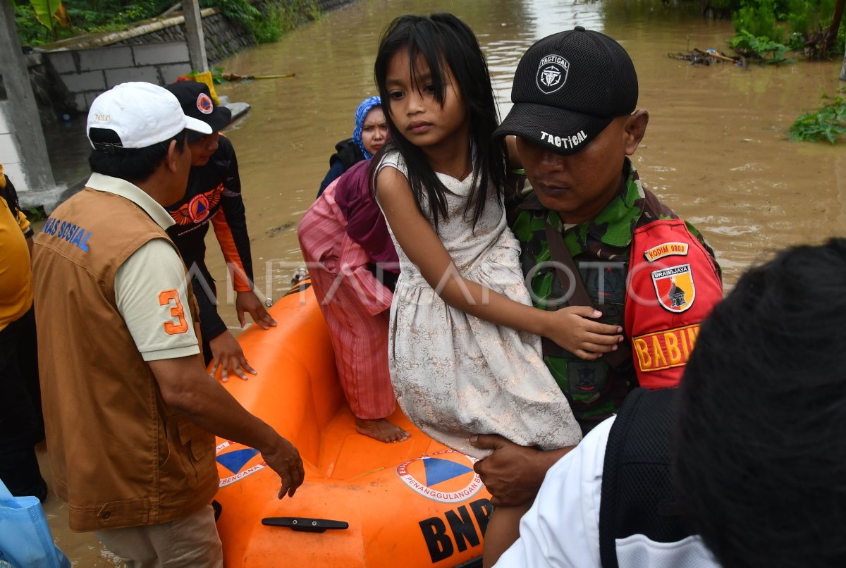 Banjir Akibat Tanggul Sungai Jebol Di Madiun | ANTARA Foto