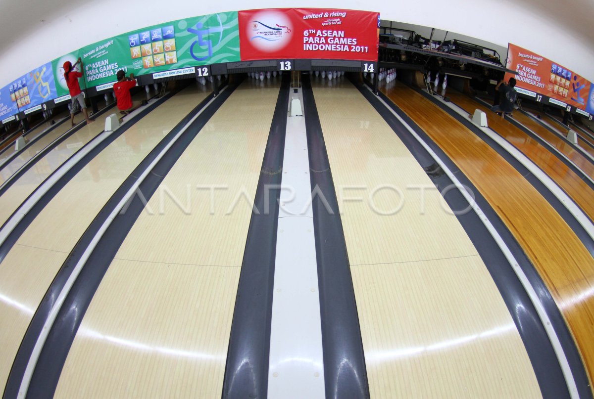 PERSIAPAN ARENA BOWLING | ANTARA Foto