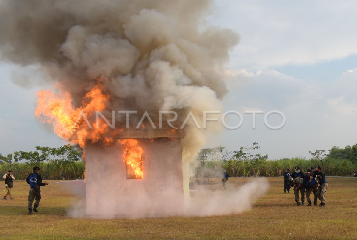 Simulasi Pemadaman Kebakaran Antara Foto