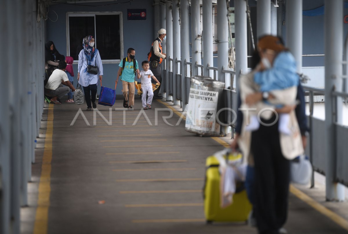 ARUS MUDIK DI PELABUHAN MERAK MULAI LENGANG | ANTARA Foto