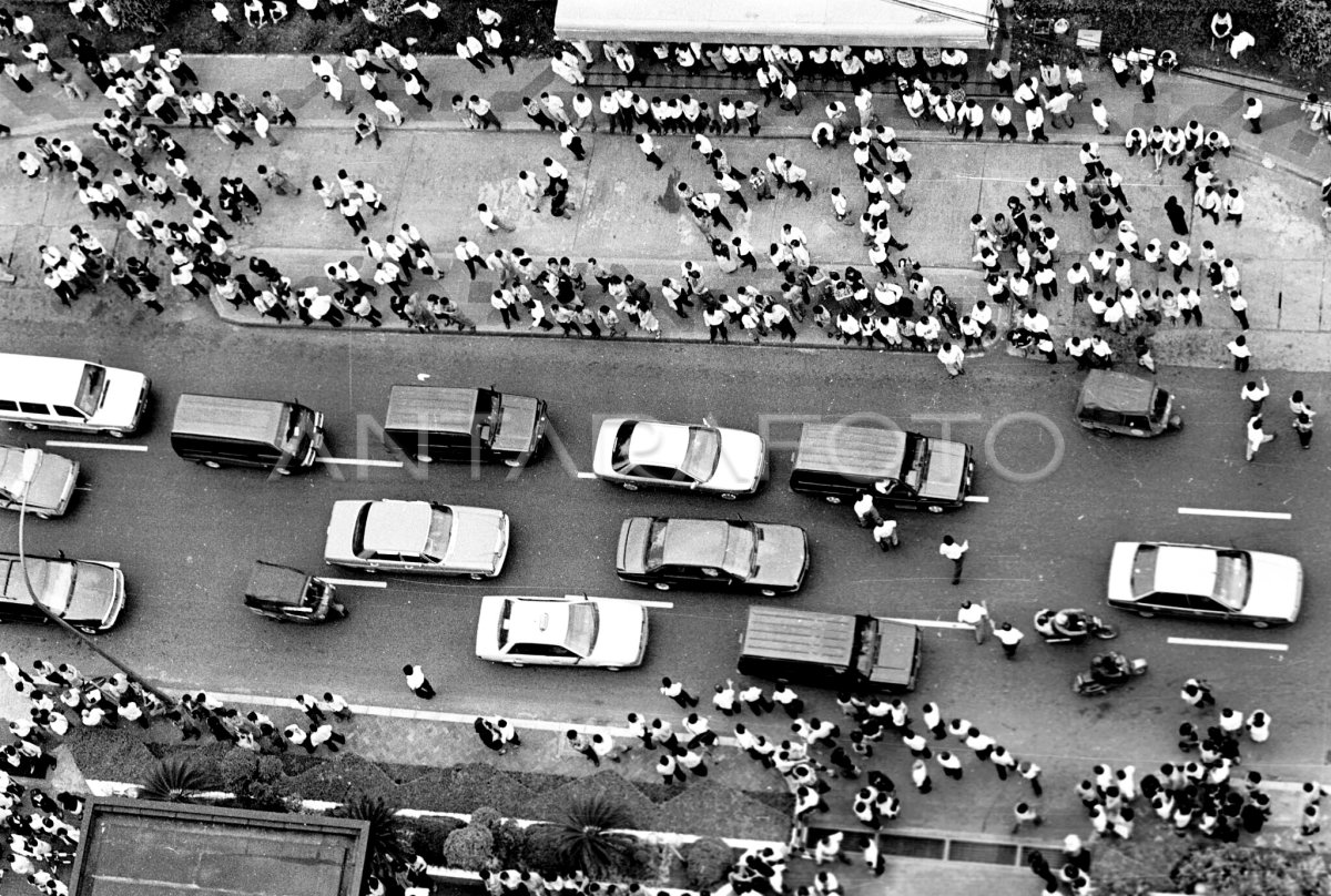 GEMPA BUMI JAKARTA KARYAWAN KELUAR GEDUNG | ANTARA Foto