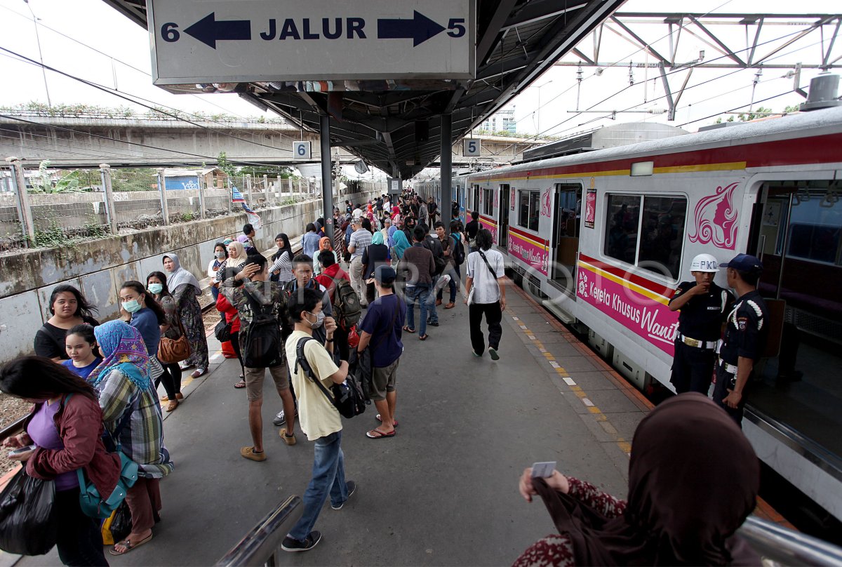 Perbaikan Fasilitas Stasiun Kereta Api Antara Foto