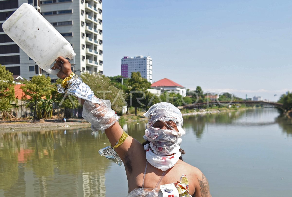 Peduli Kebersihan Sungai Antara Foto