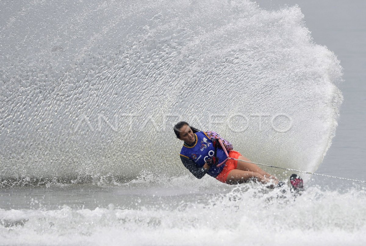 EMAS SKI AIR PUTRI JAKARTA | ANTARA Foto