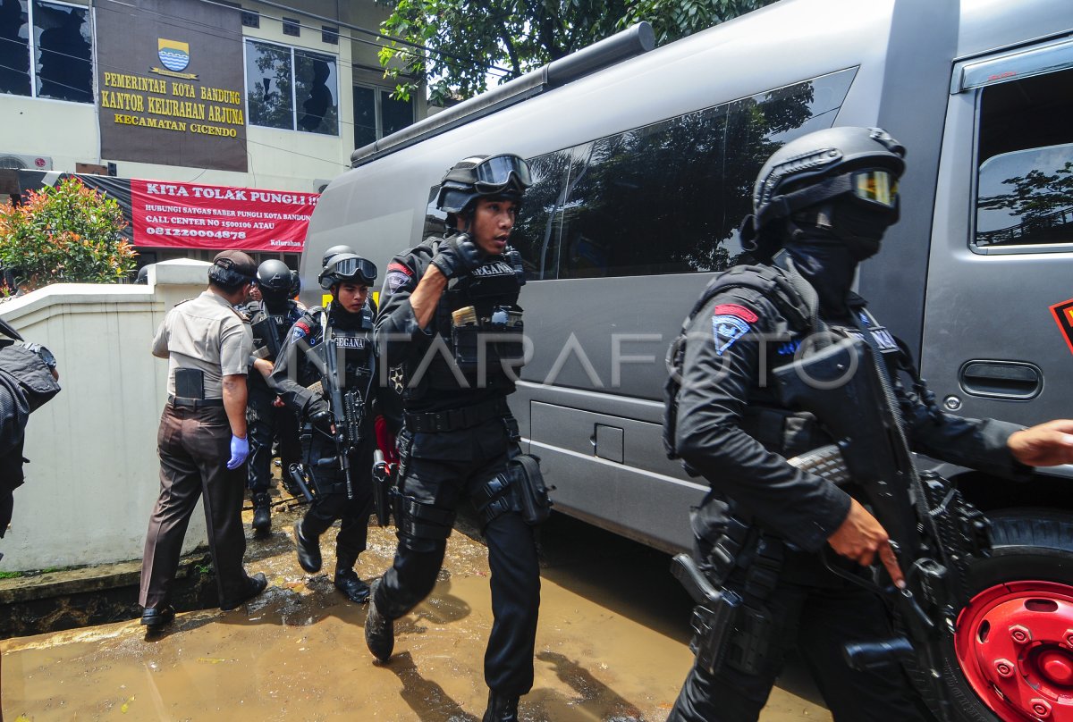 PENANGKAPAN TERDUGA TERORIS DI BANDUNG | ANTARA Foto