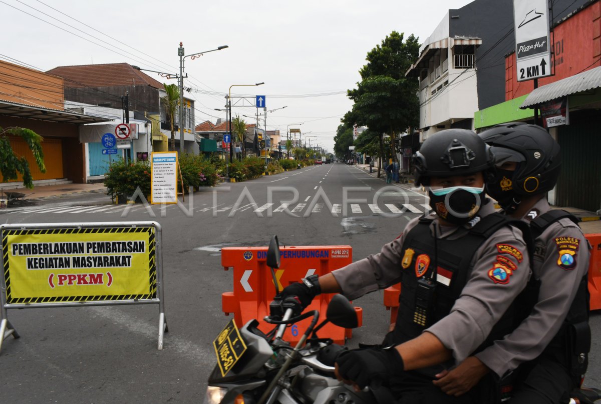 PENUTUPAN KAWASAN SAAT PPKM DARURAT DI MADIUN | ANTARA Foto