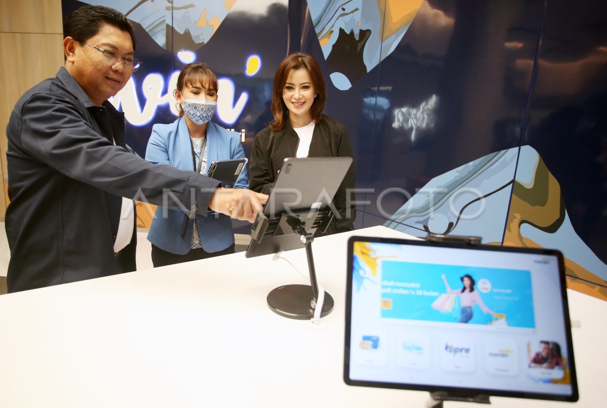 TRANSFORMASI DIGITAL DI CABANG BANK MANDIRI | ANTARA Foto