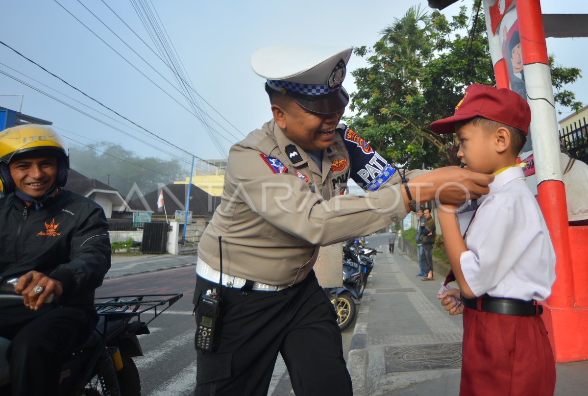 Polsi bujuk pelajar SD ikut ujian