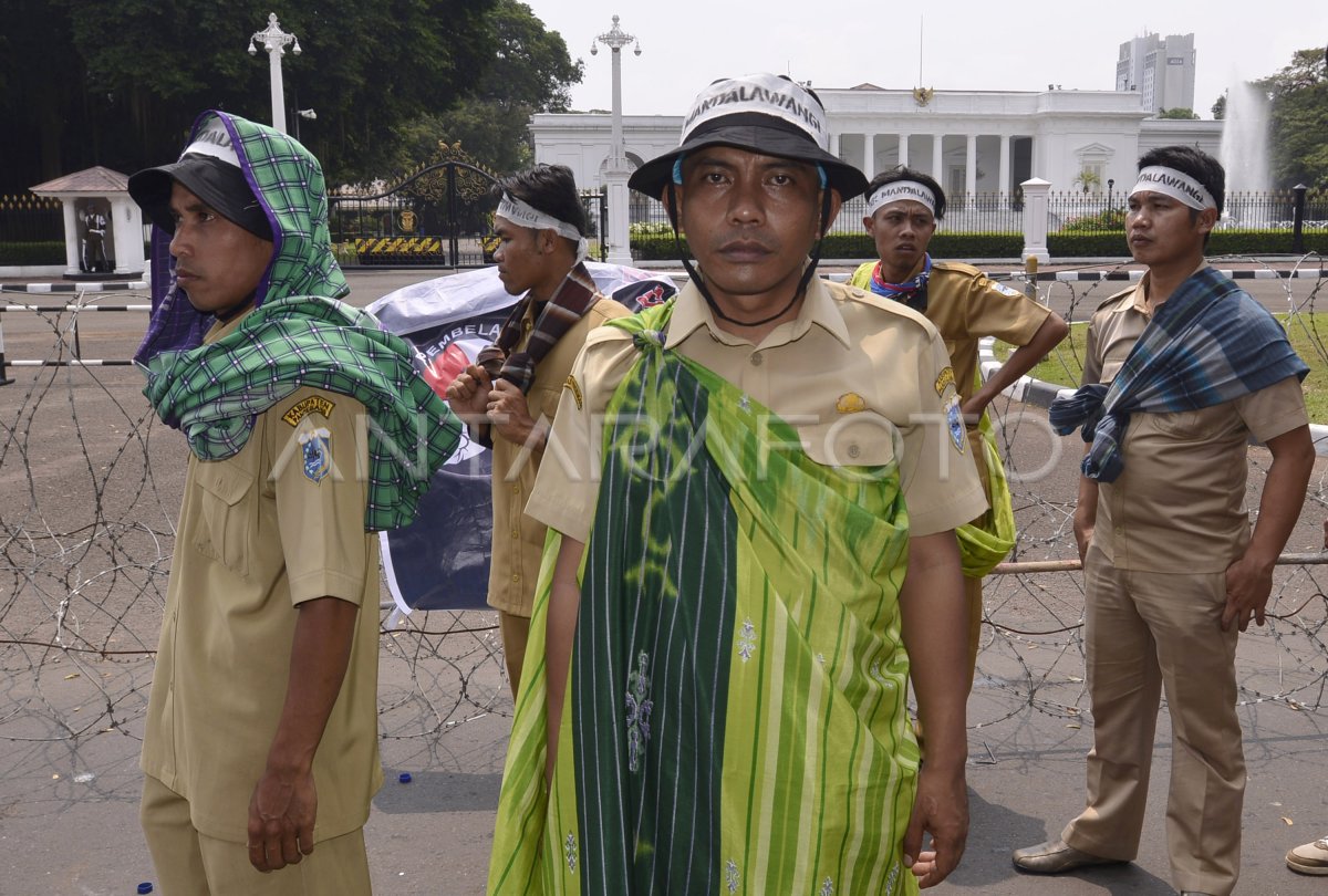 NASIB PEGAWAI HONORER | ANTARA Foto