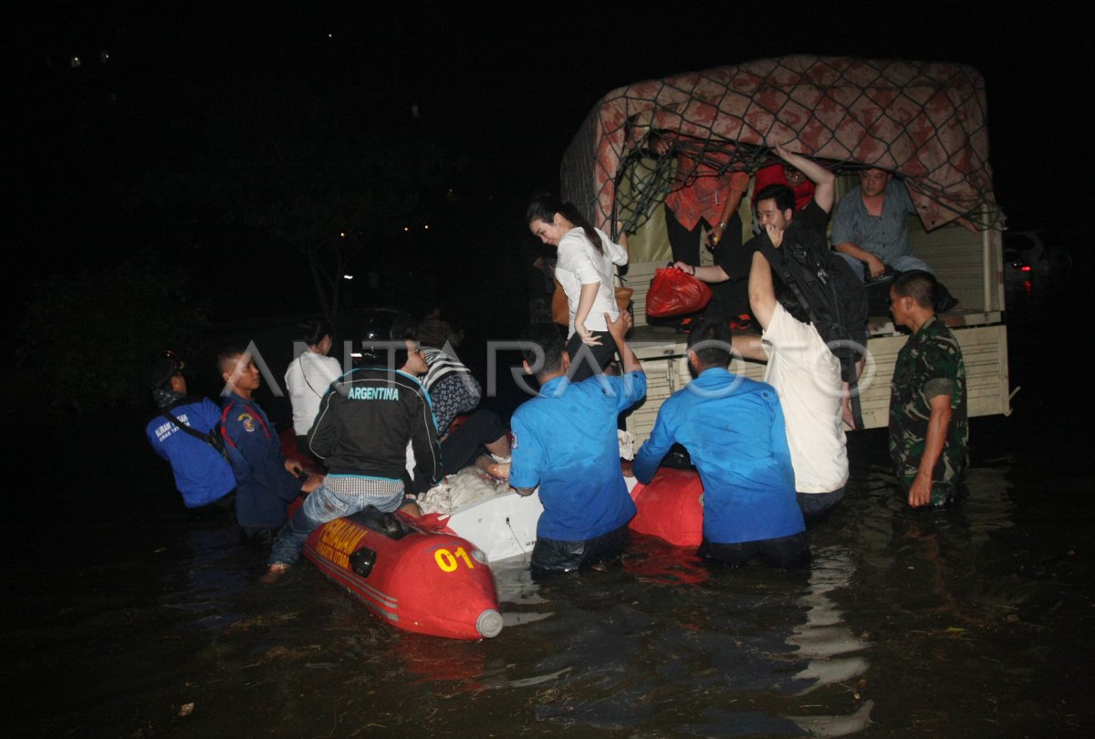 TANGGUL JEBOL PANTAI MUTIARA | ANTARA Foto