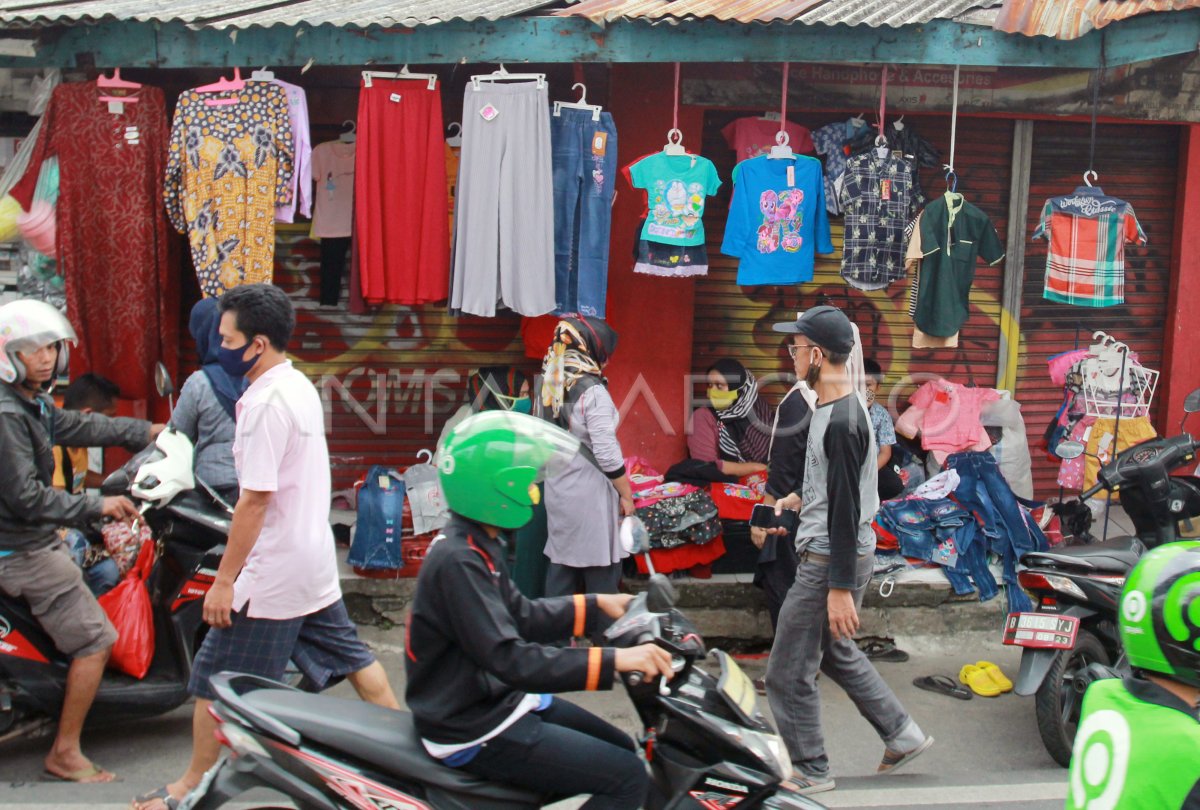 Keramaian Pedagang Pakaian Di Pinggir Jalan Antara Foto