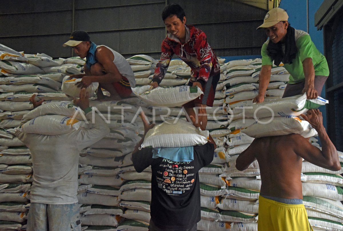 Pendistribusian beras bantuan pemerintah
