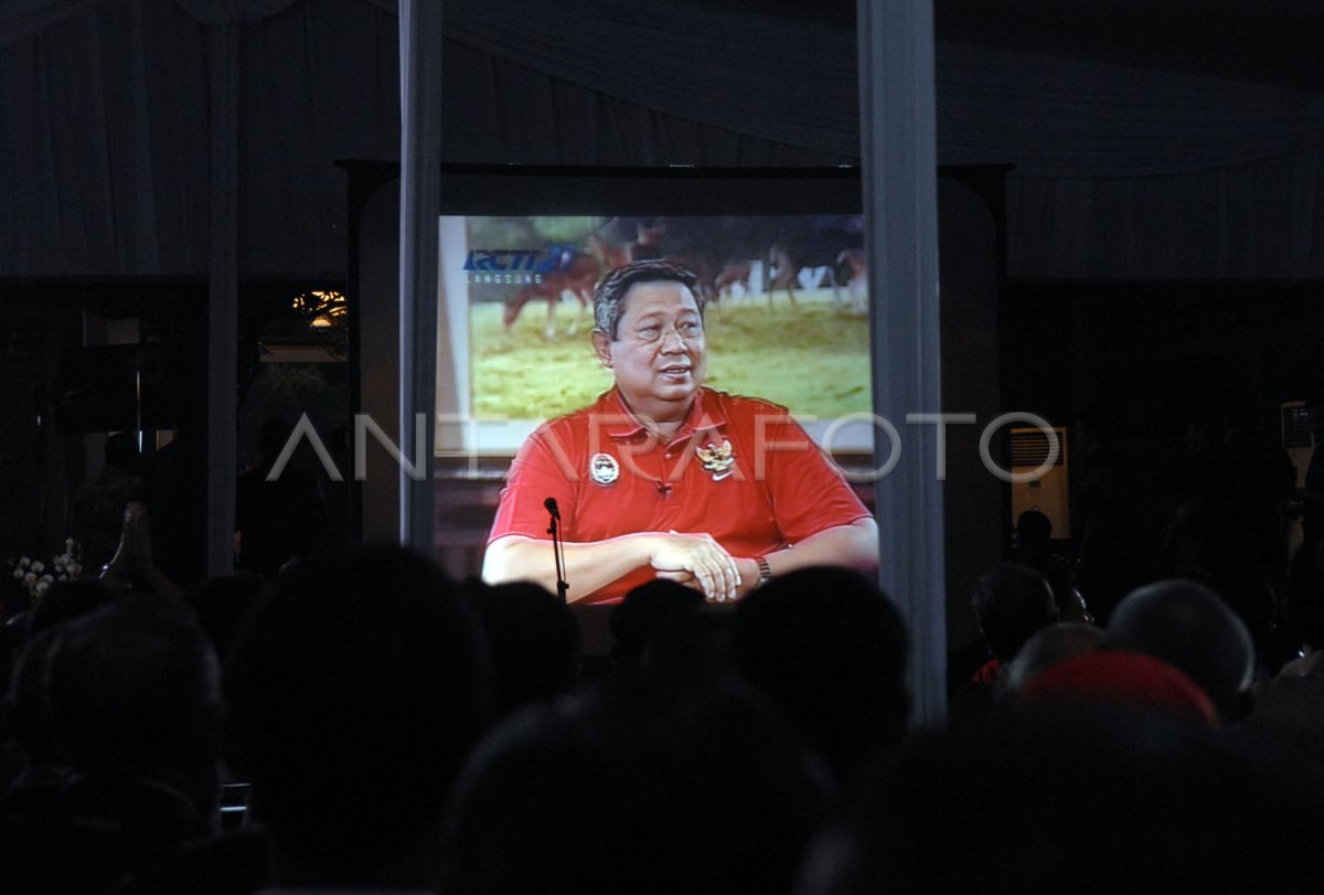 NONTON BOLA. | ANTARA Foto