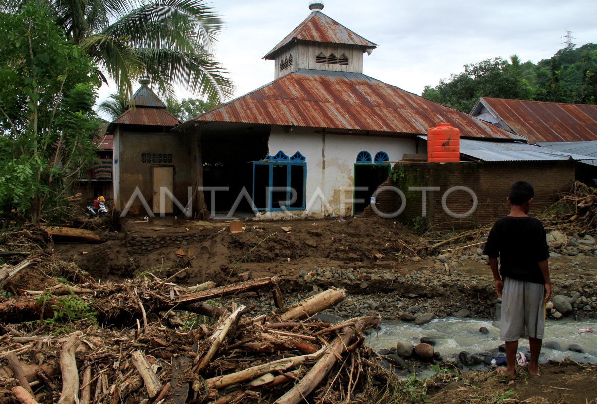 Dampak Banjir Bandang Di Mamuju Antara Foto