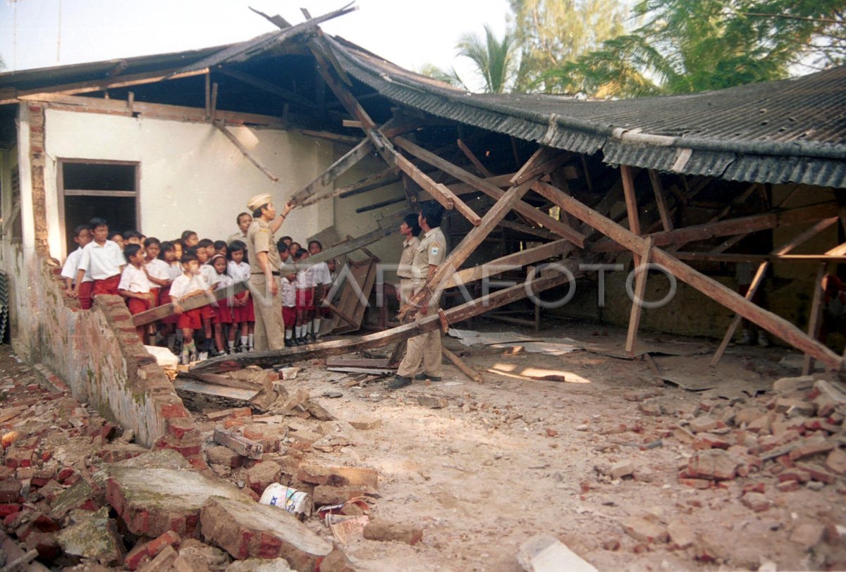 SEKOLAH RUSAK AKIBAT GEMPA BUMI | ANTARA Foto