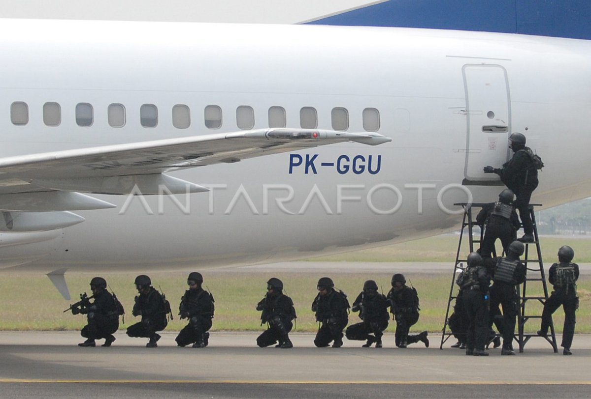 SIMULASI PENANGANAN PEMBAJAKAN | ANTARA Foto