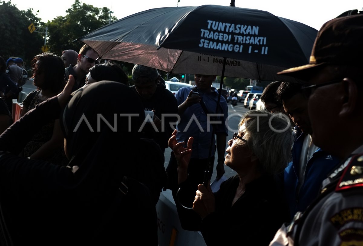 AKSI KAMISAN BERTAHAN DI DEPAN ISTANA | ANTARA Foto